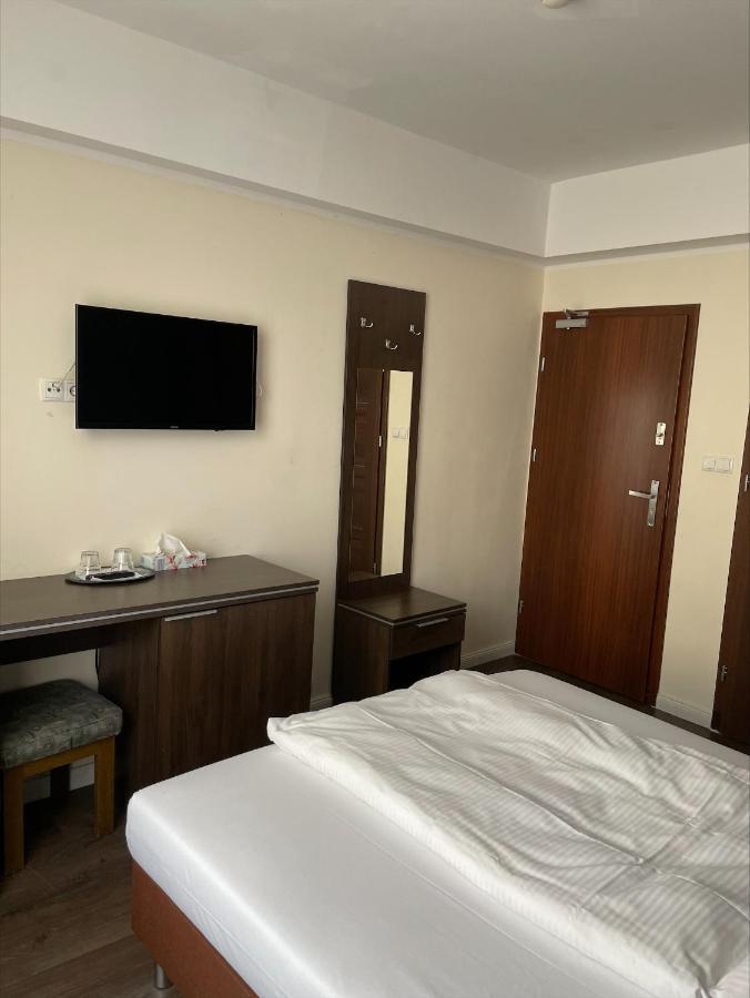 Budget Single Room Private External Bathroom,1300443463:JPEG
